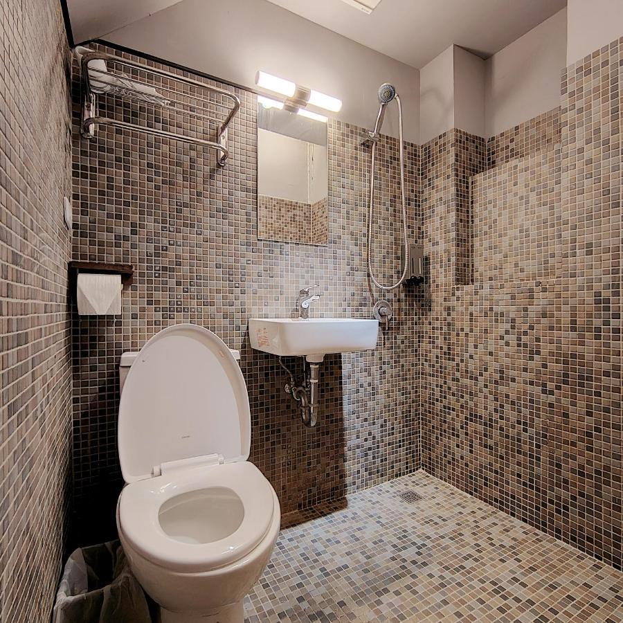 Jerry'S Mazehut Hostel Тайнан Екстериор снимка