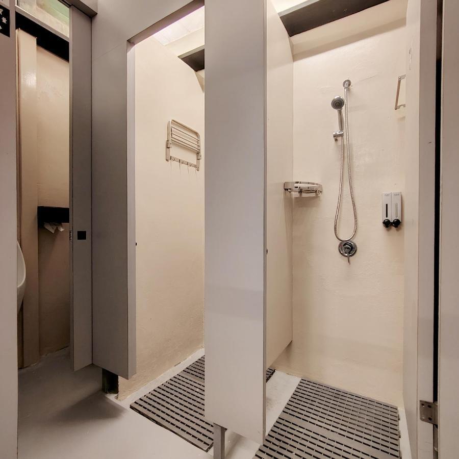 Jerry'S Mazehut Hostel Тайнан Екстериор снимка